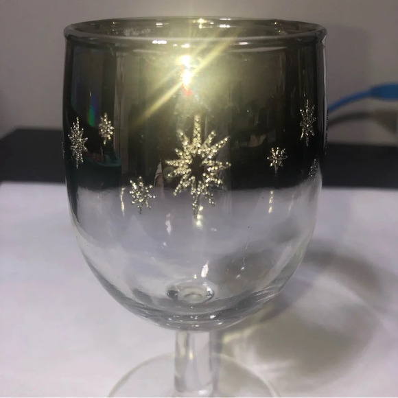 Set of 2 Wine Glasses Silver Ombre Raised Snowflakes Dorothy  Thorpe Style - Picture 2 of 4